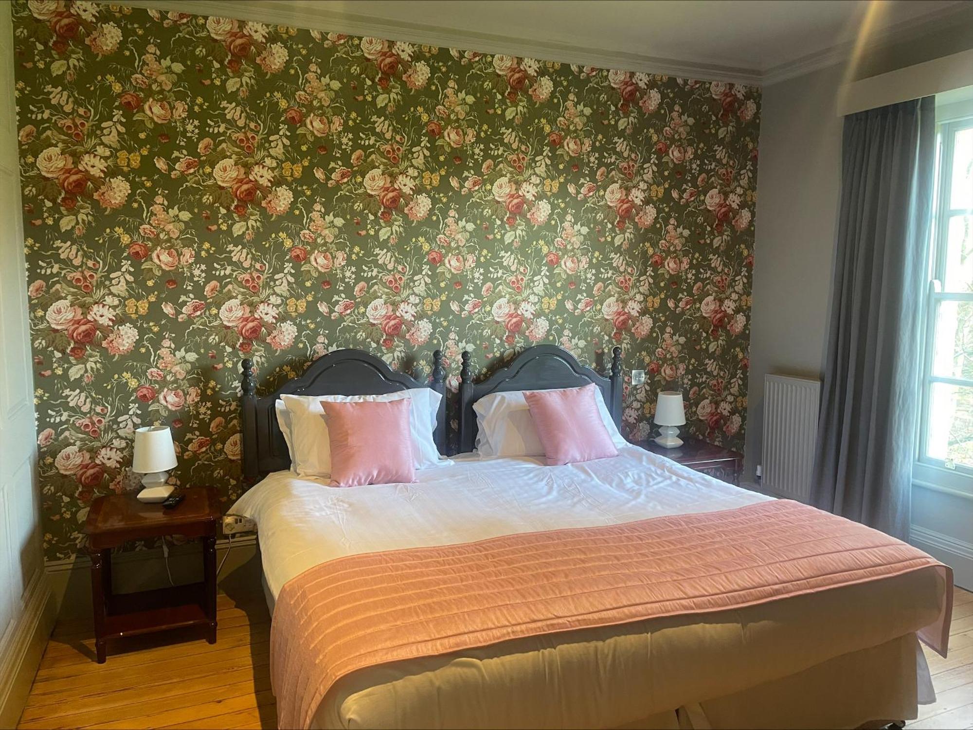 Holbrook Manor & * Wincanton